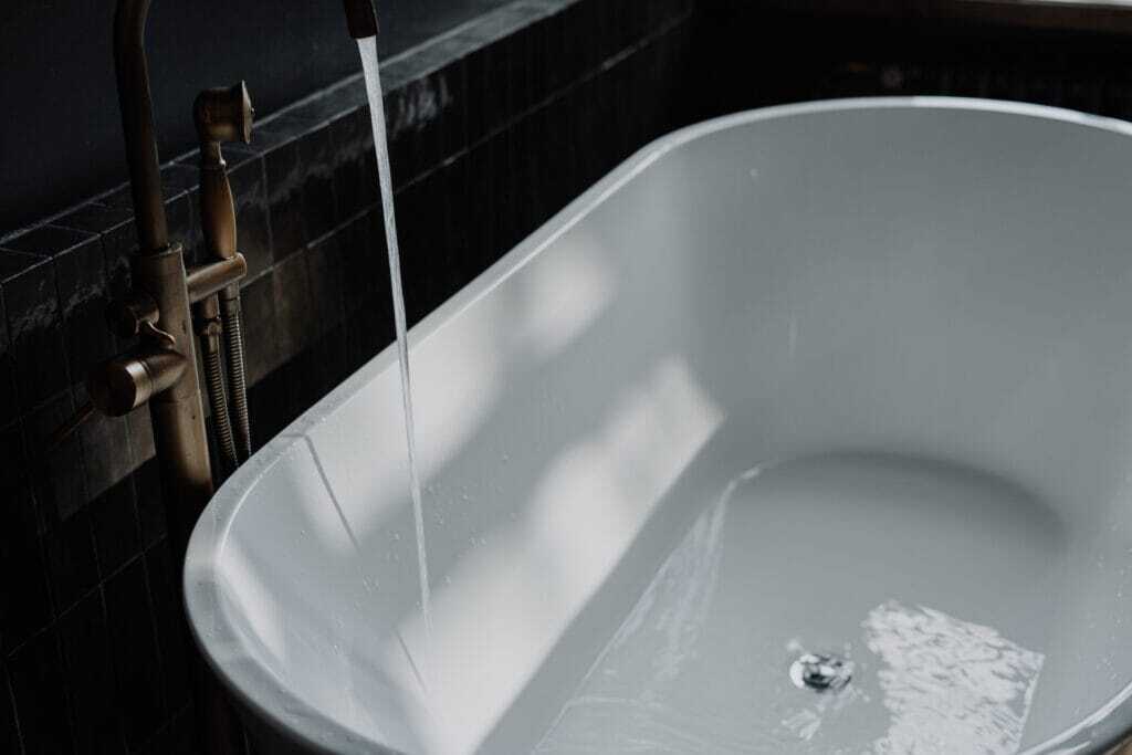self standing bath tub