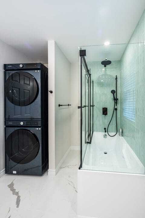 Modern Elegant bathroom laundry